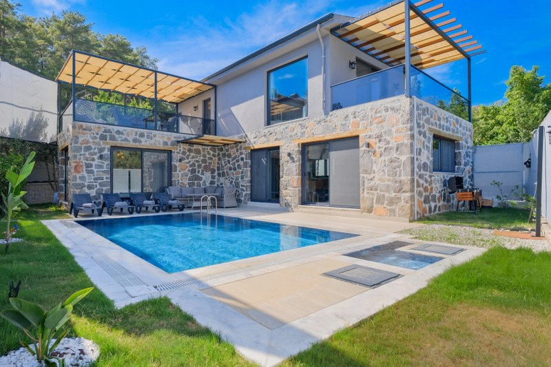 Fethiye kiralık lüks villa dış cephe ve havuz