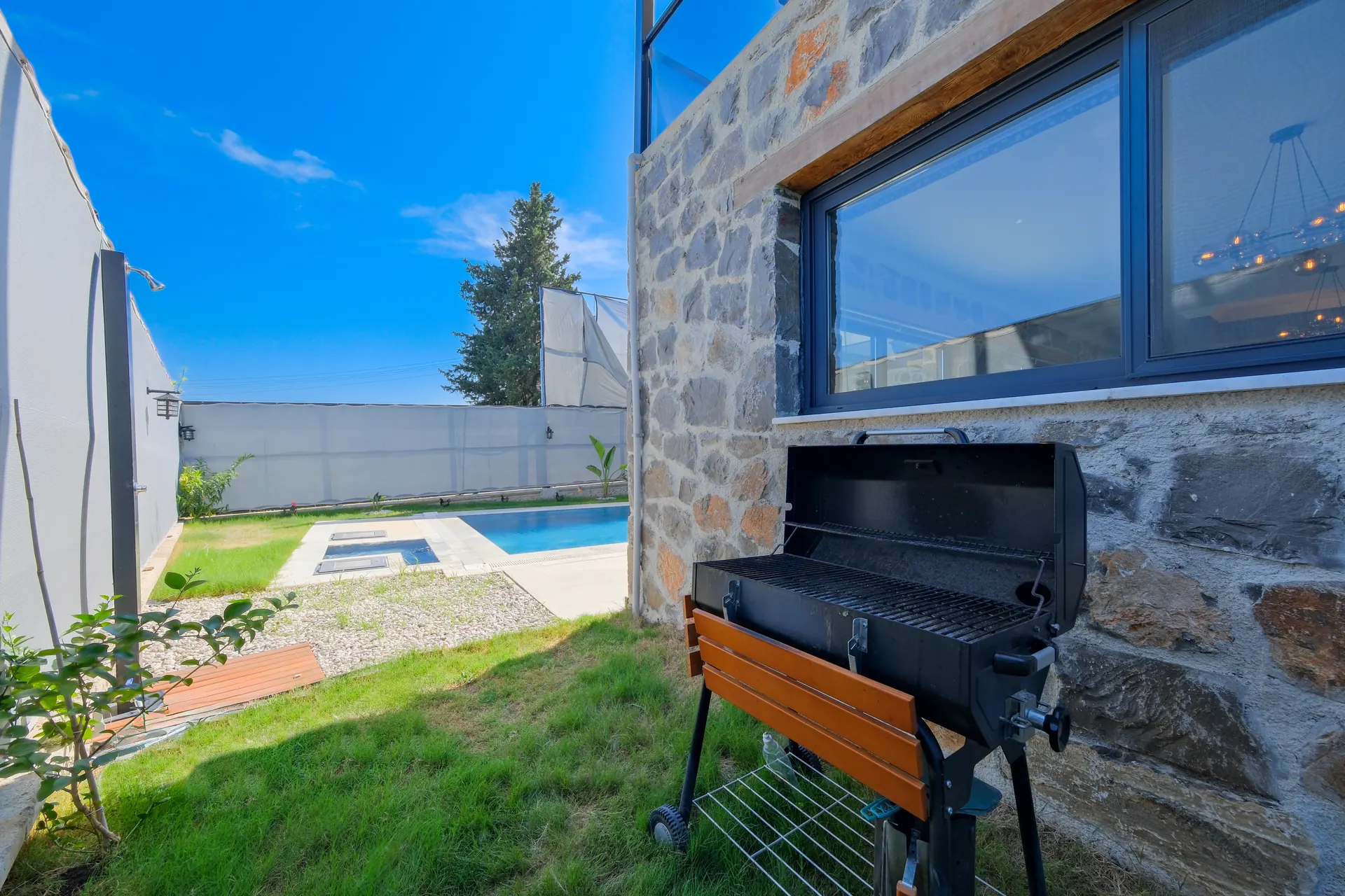Villa de Uras bahçe barbekü alanı ve havuz