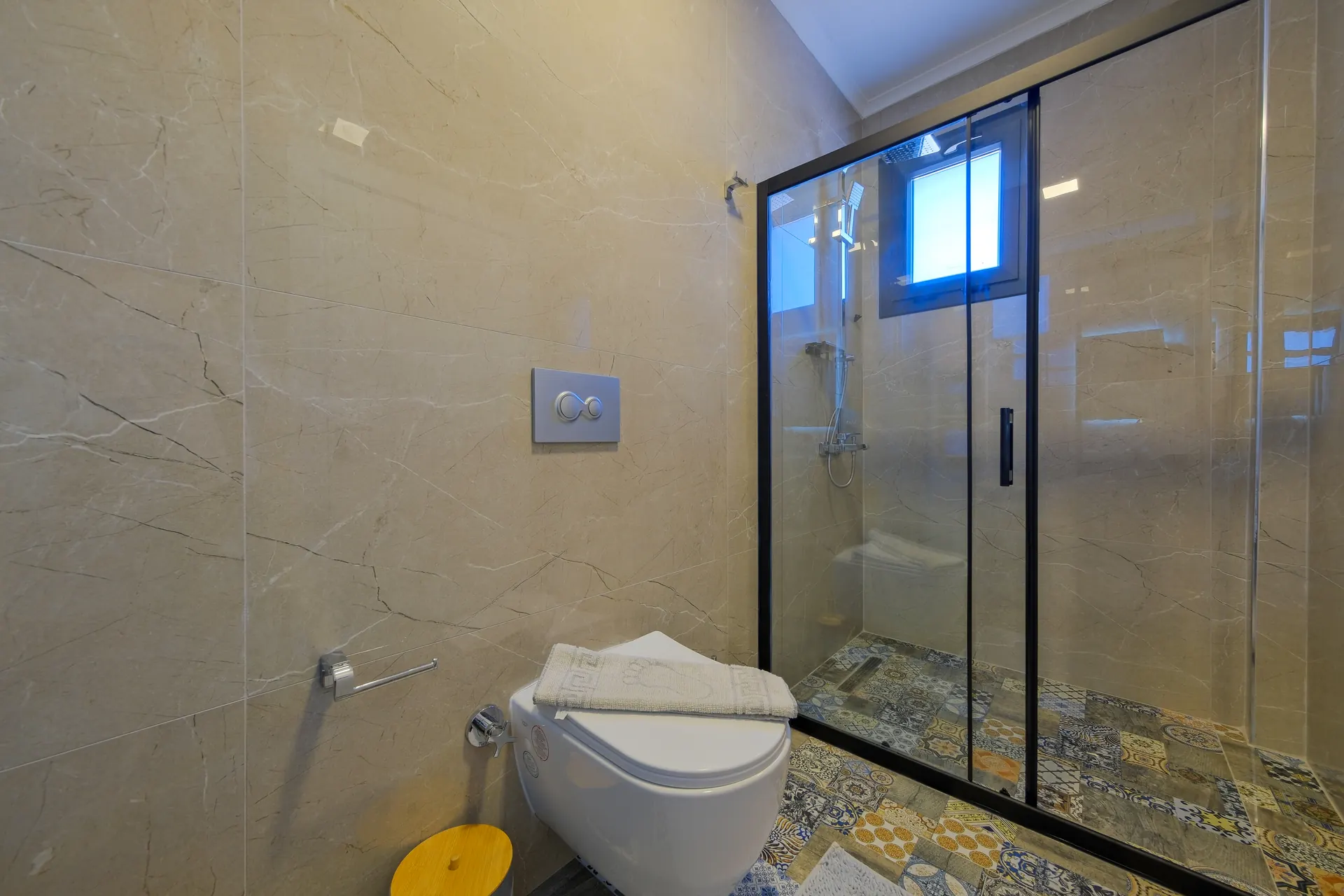 Villa de Uras modern banyo ve cam duş alanı