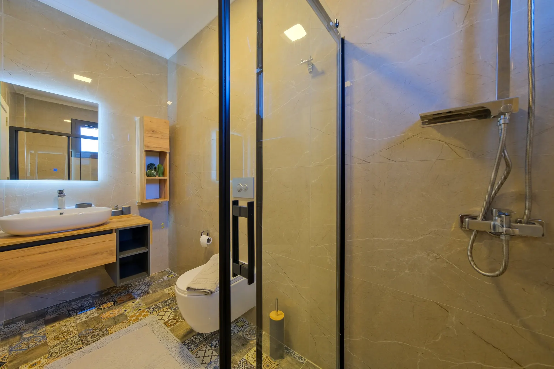 Villa de Uras modern lavabo ve duşlu banyo