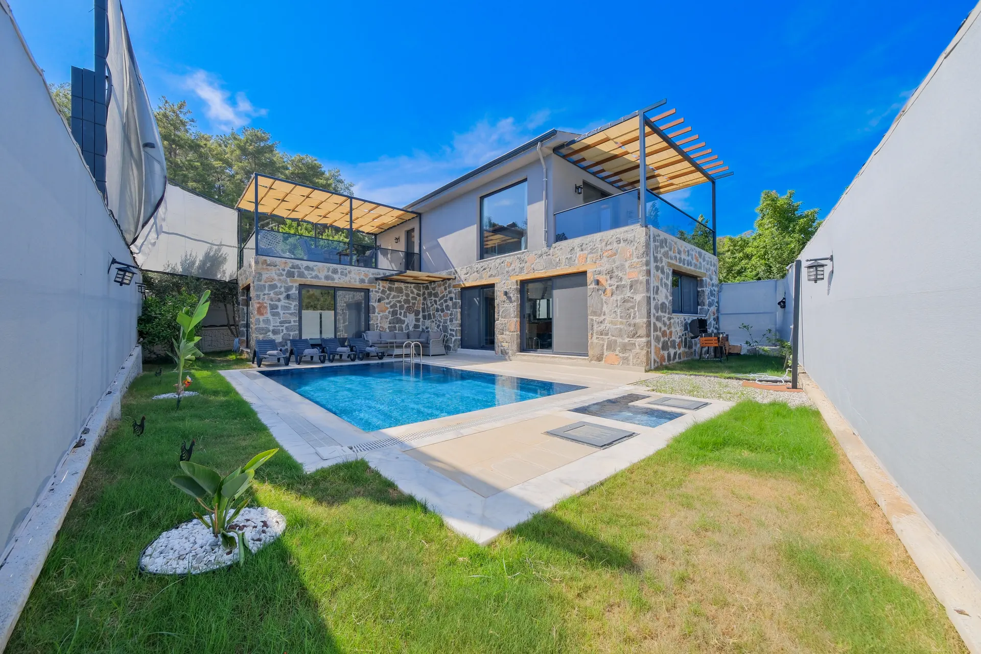 Villa de Uras havuzlu bahçe geniş açı görünümü