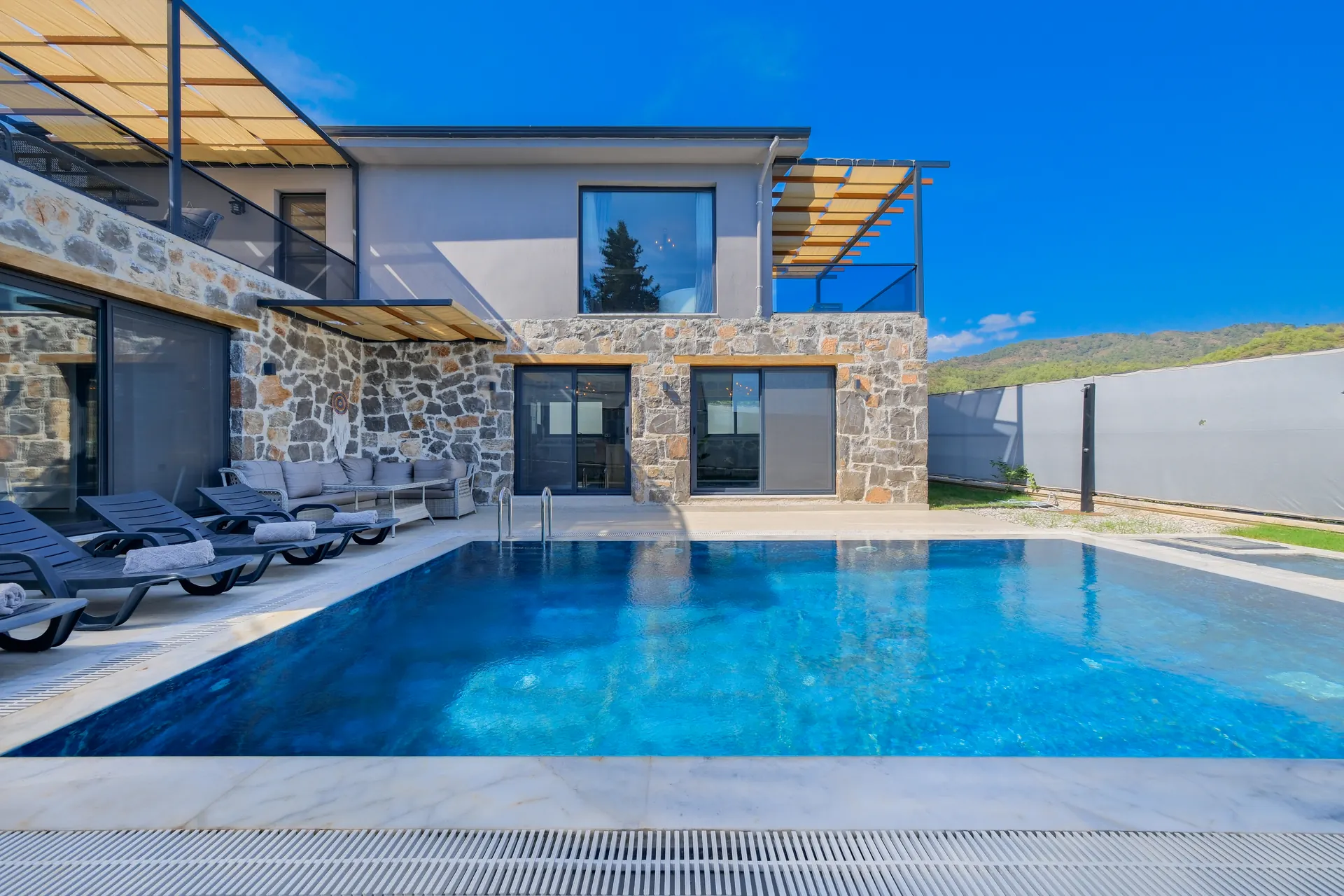 Villa de Uras özel havuz ve taş cephe görünümü