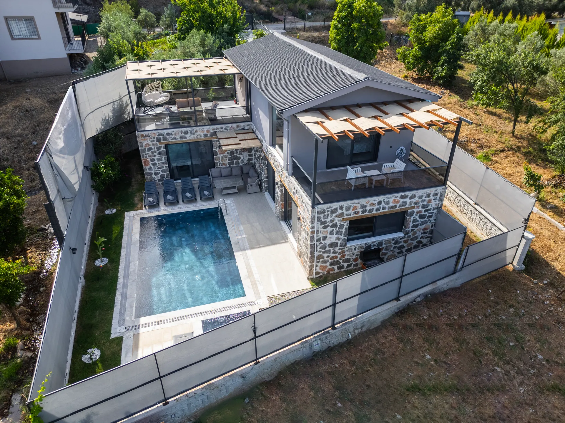 Villa de Uras Fethiye özel havuzlu lüks villa dış cephe görünümü