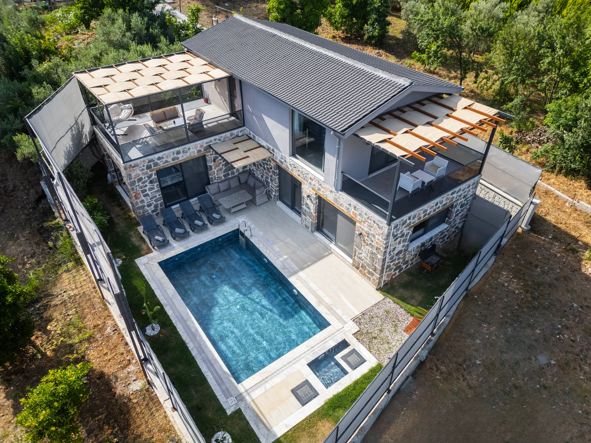 Villa de Uras havuzlu bahçeli villa geniş açı dış mekan