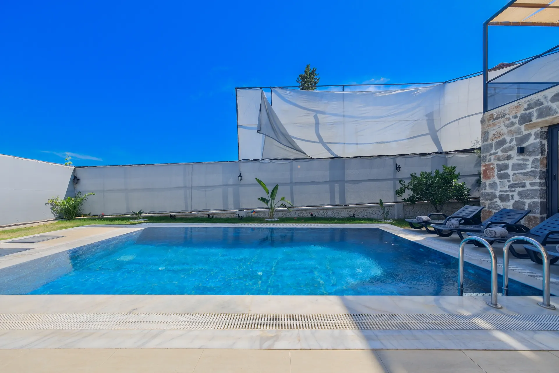 Villa de Uras özel havuz ve güneşlenme şezlongları