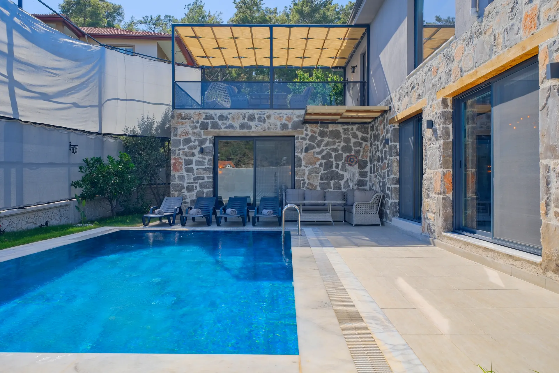 Villa de Uras havuz, taş cephe ve dış yaşam alanı