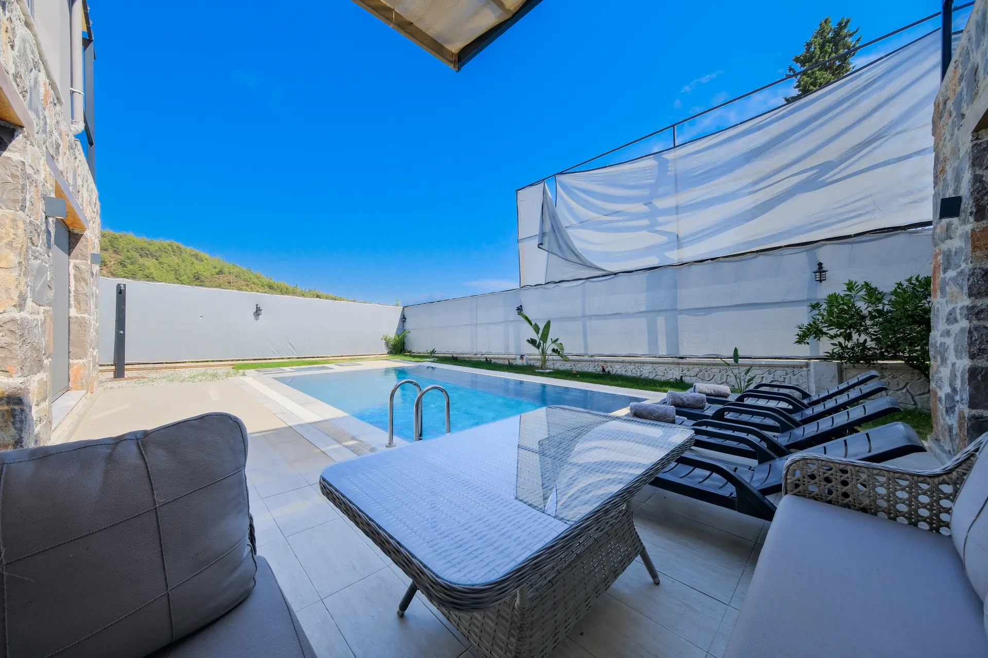 Villa de Uras havuz başı teras oturma alanı