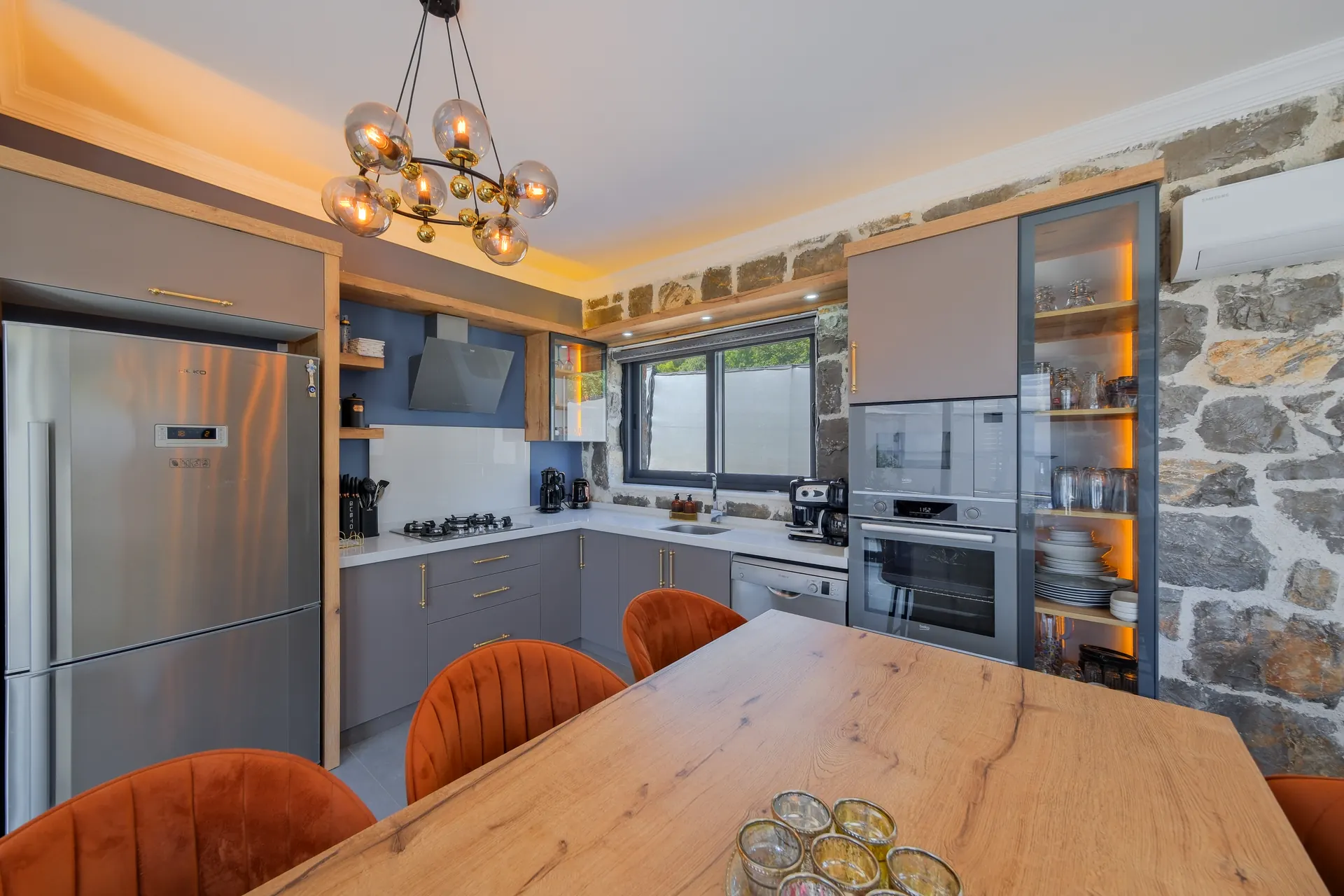 Villa de Uras modern mutfak ve yemek masası