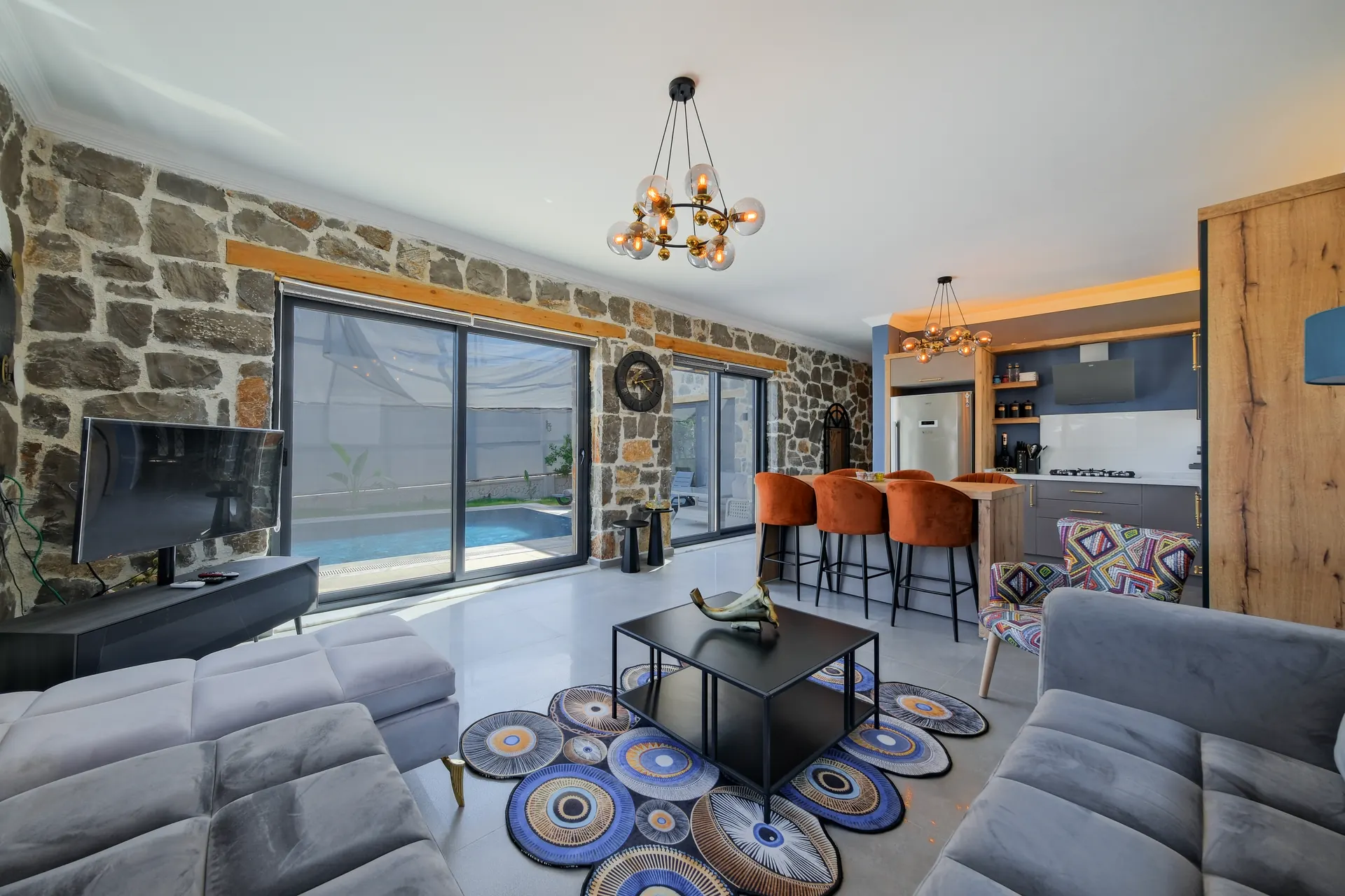 Villa de Uras salon mutfak ve havuz manzaralı yaşam alanı