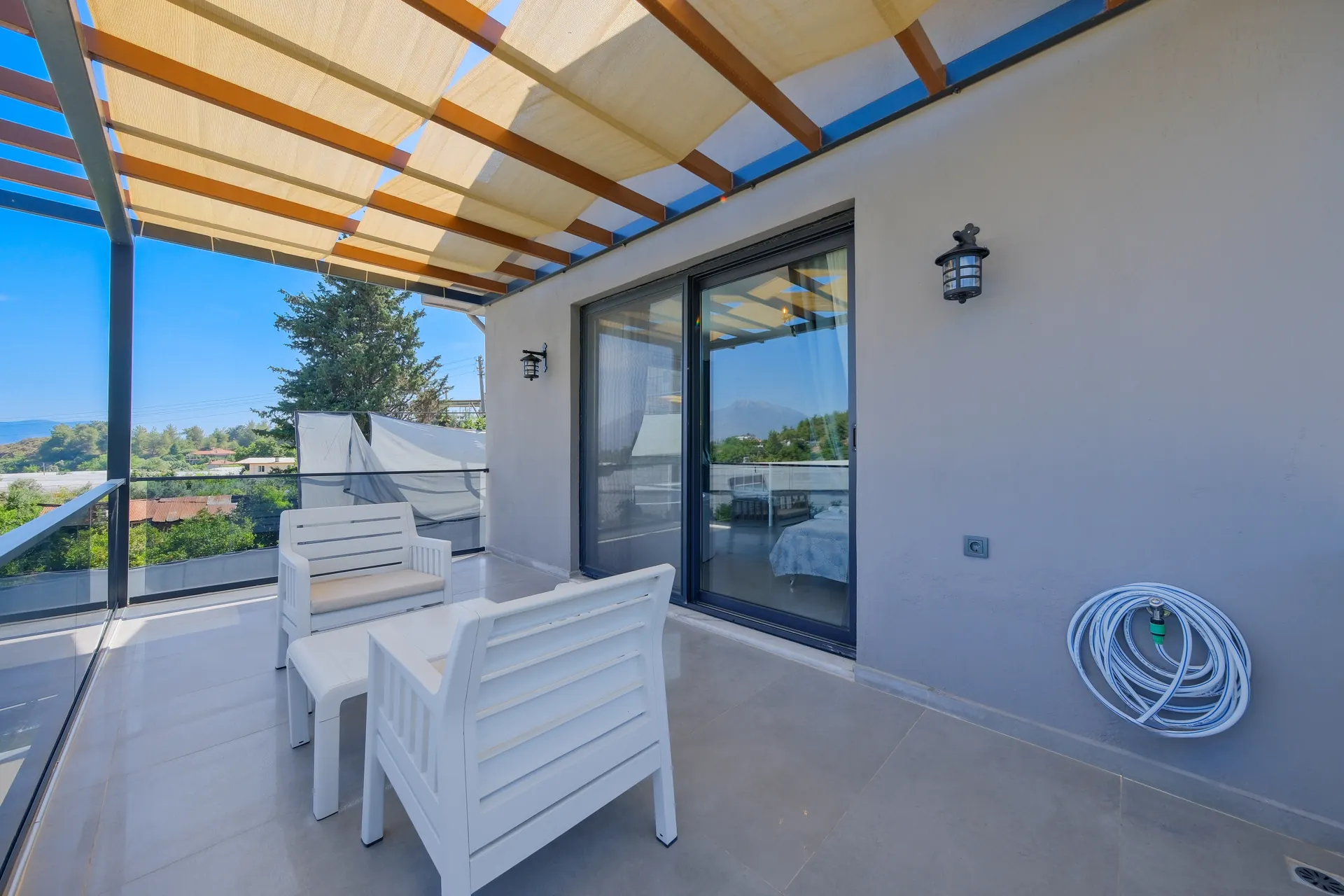 Villa de Uras balkon teras oturma alanı ve doğa manzarası