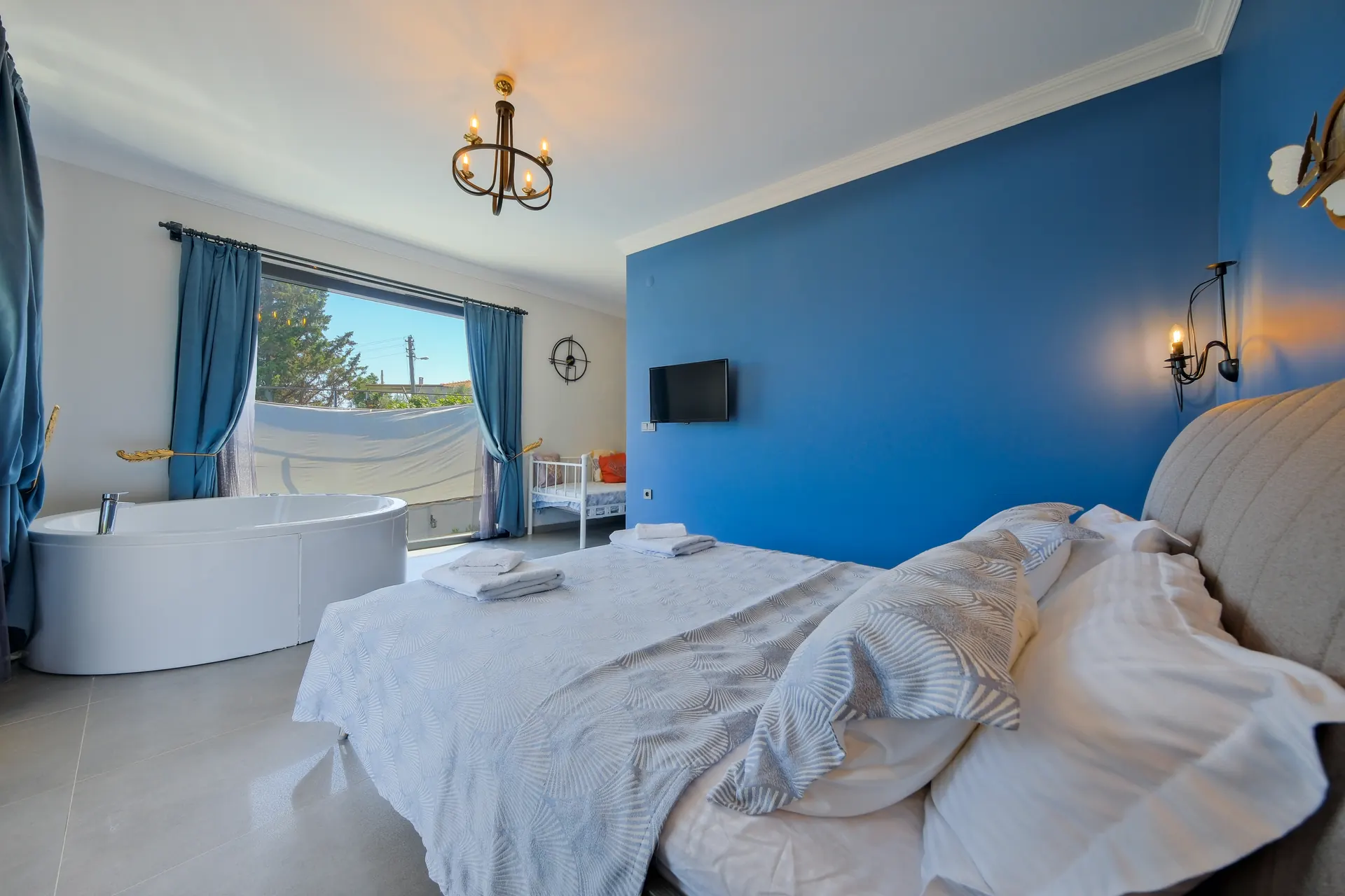 Villa de Uras mavi detaylı konforlu yatak odası